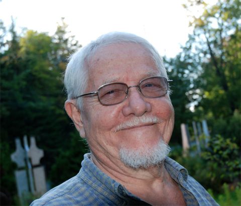 Ivanhoë Fortier posant dans son jardin de sculptures à Saint-Alphonse-Rodriguez