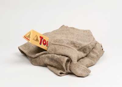 Liz Magor, Tweed (Toblerone), 2008