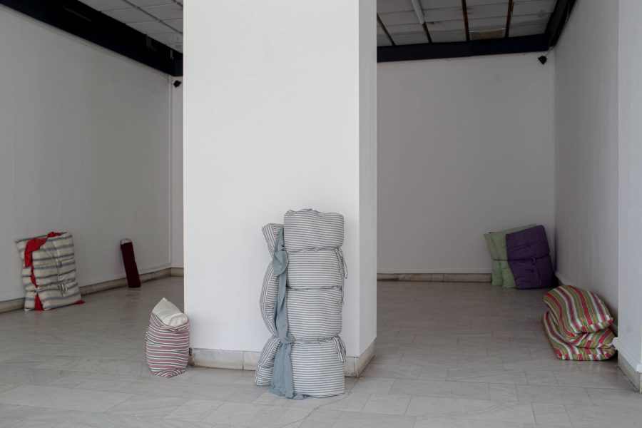 Annie Low, Dust Bed (vue d’installation à la biennale Art Encounters, Timișoara, Roumanie, 2019), 2018-2019