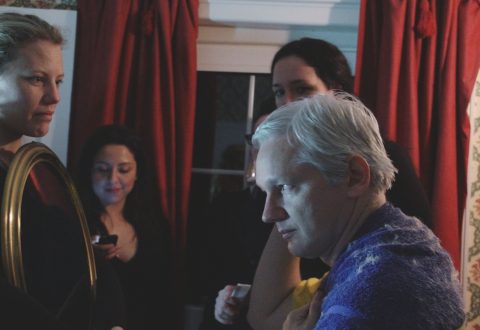 Laura Poitras, Risk (arrêt sur image), 2017. De gauche à droite : Sarah Harrison, Renata Avila et Julian Assange. Avec l’aimable permission de Praxis Films