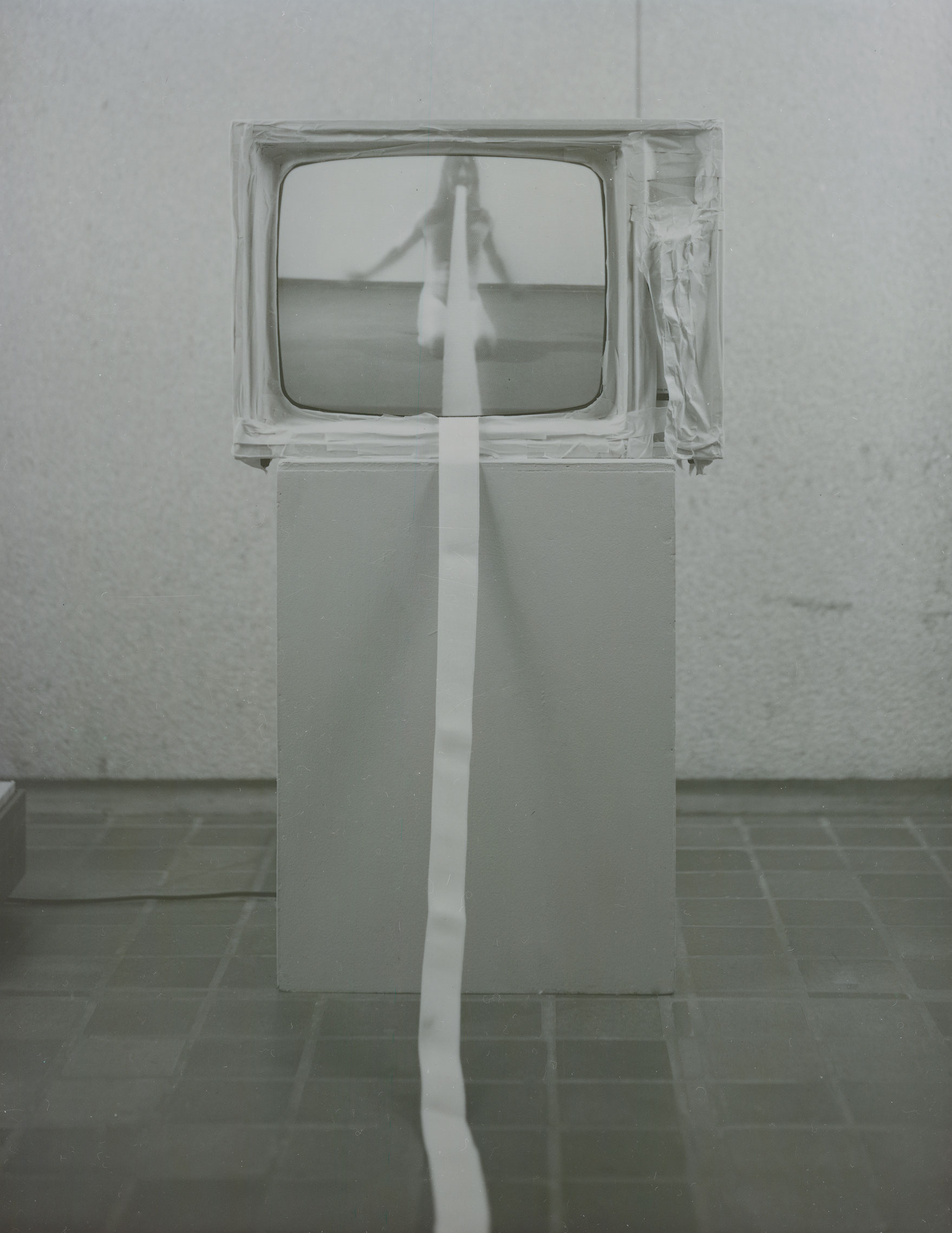 Propos type, 1977, Jean-François Cantin, Vidéogramme noir et blanc, 30 min, muet, téléviseur, ruban-cache et ruban élastique.