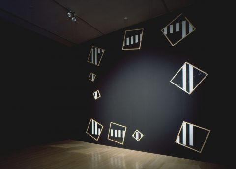 Peinture sur/sous verre – Cadré / Encadré / Décadré # 59 J, 1990, Daniel Buren, 10 cadres : plexiglas, bois, peinture acrylique et vinyle adhésif.