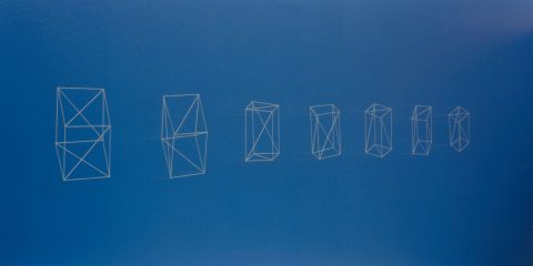 Cubes with Four Bisected Sides Rotated Along One Axis, 1979, Jana Sterbak, Aiguilles et fil.