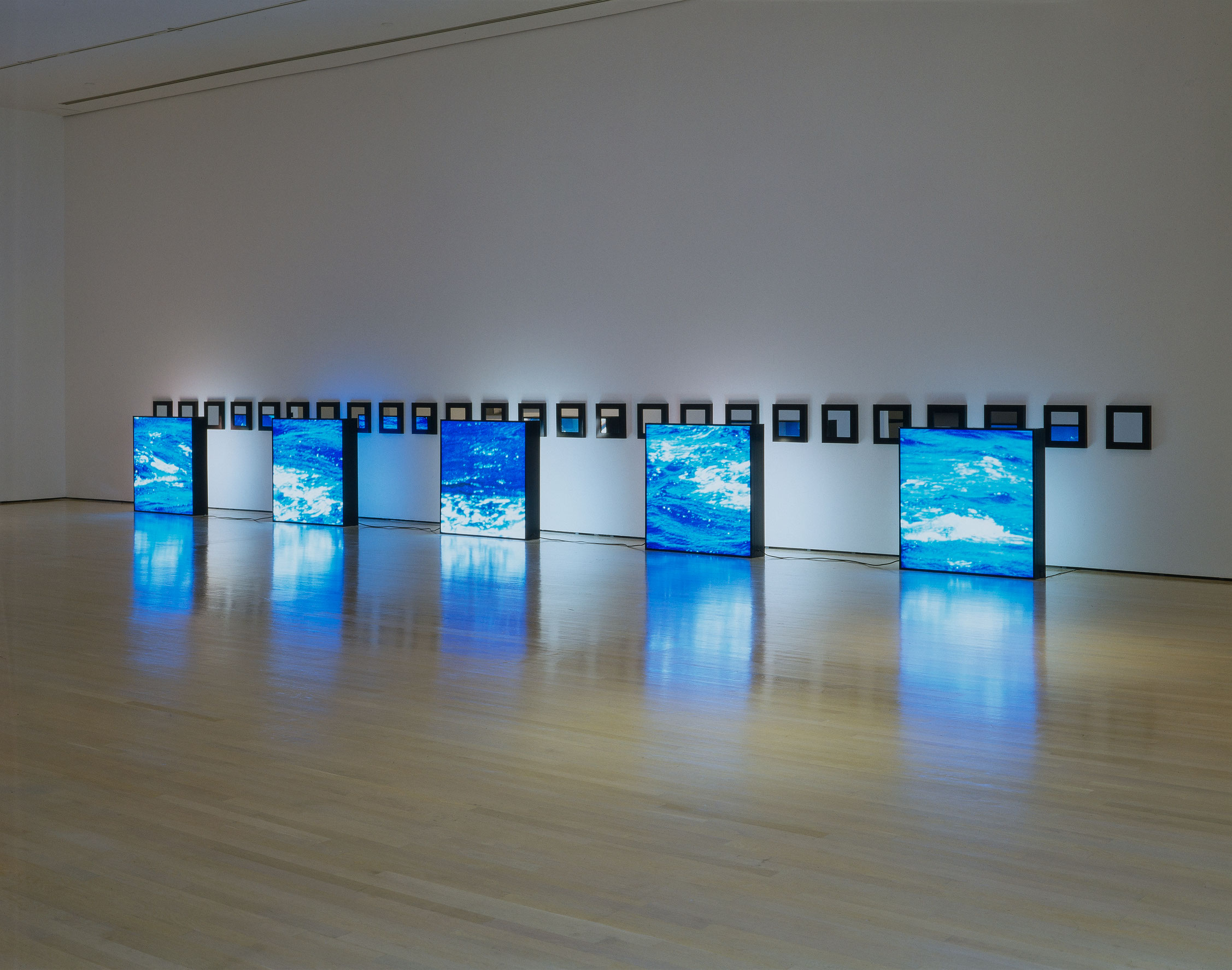 Untitled (Water), 1992, Alfredo Jaar, 5 caissons lumineux avec transparents couleur et 25 miroirs encadrés, 2/2.