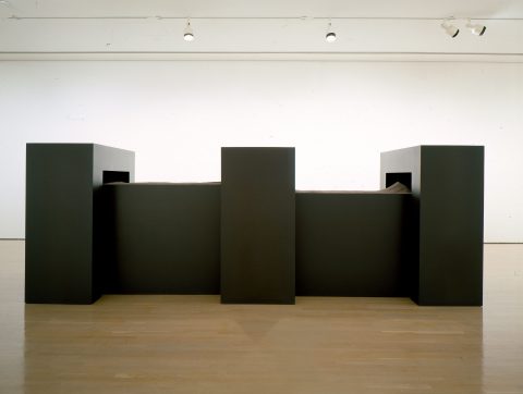 Les Tables de sable III (haute, rouge, rompue), 1995, Plywood, wood, acrylic, lacquer, varnish, sand and 4 silver prints, 1/1.