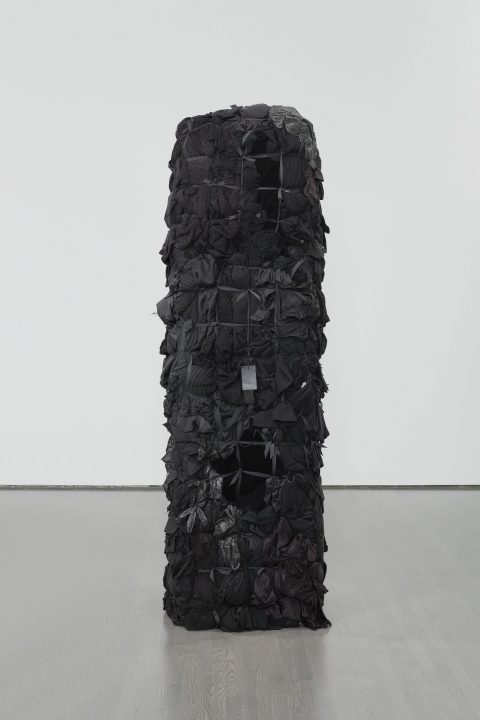 Bale Variant No. 0018 (Black), 2010, Shinique Smith, Vêtements, rubans et bois.