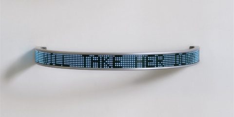 Blue Laments Arno, 2008, Jenny Holzer, Enseigne LED semi-circulaire en aluminium et filtre de lumière.